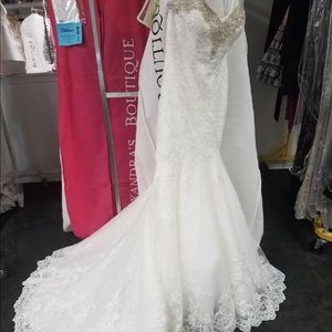 NWT unworn wedding dress! Fits like 4/6/8 stunning